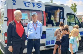Manfred Kempken und Manfred Klesse (v.l.n.r.) neben den auf ihr Eis wartenden Kindern.