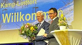 Manfred Klessa (links) ist mit der der Goldenen Nadel der Stadt Kamp-Lintfort ausgezeichnet worden.