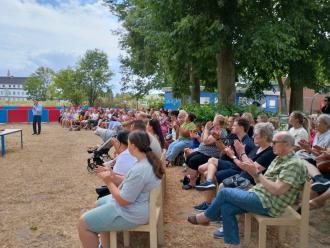 Eltern, Grußeltern, Geschwisterkinder beim Abschlussfest